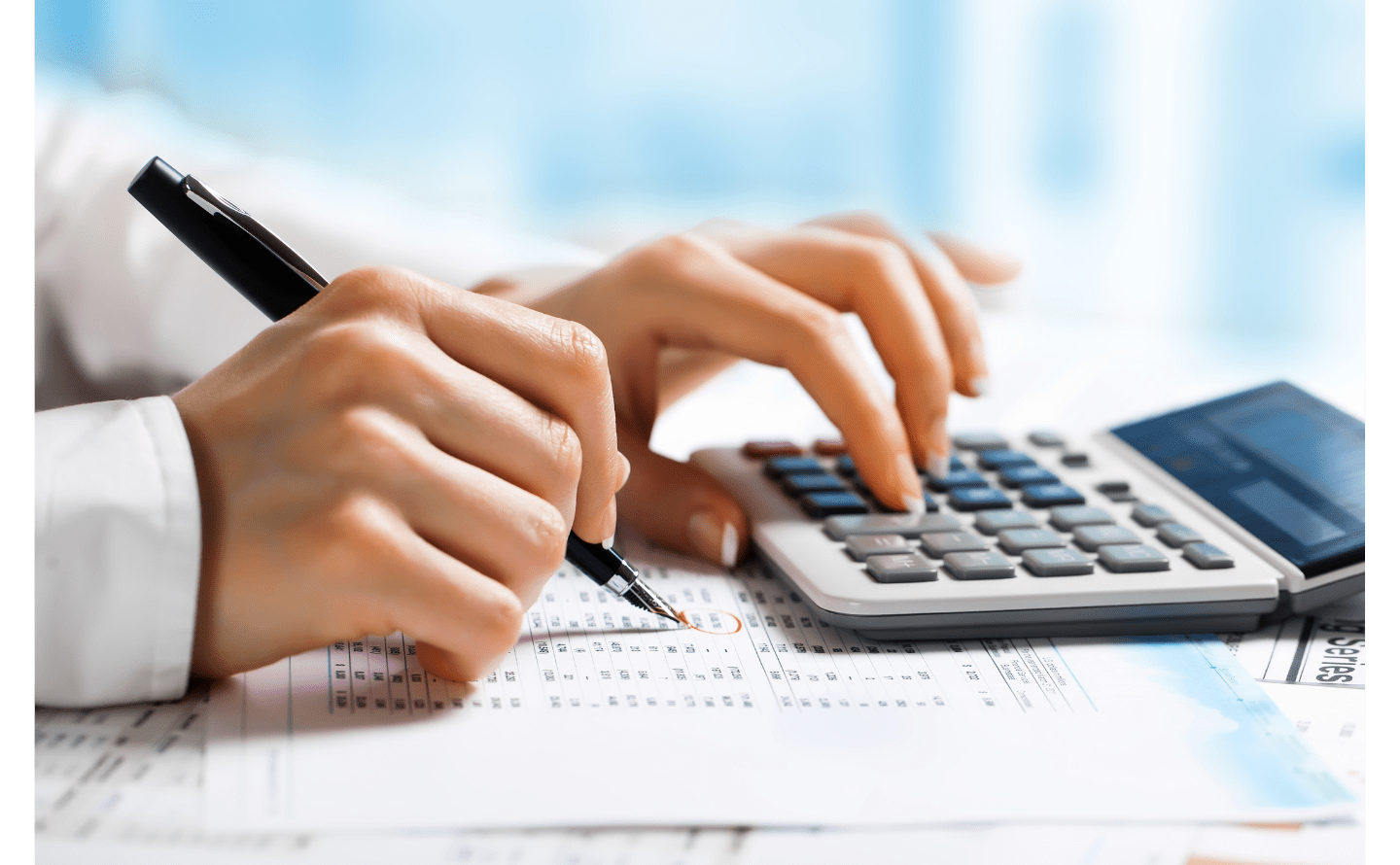 事前に提示した見積書をスタッフが丁寧に説明している様子