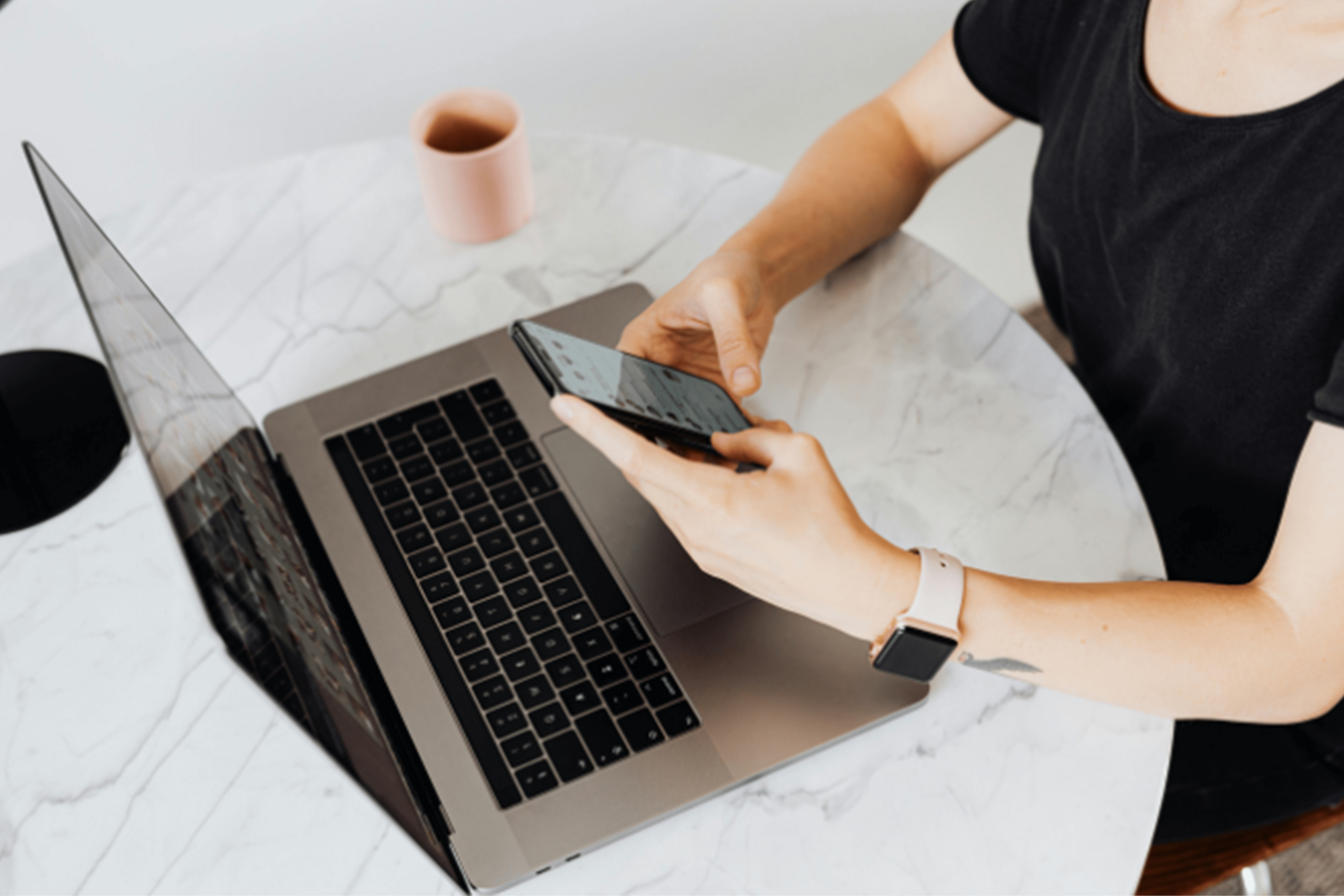 スマートフォンのLINE画面で不用品の写真を送るイメージ